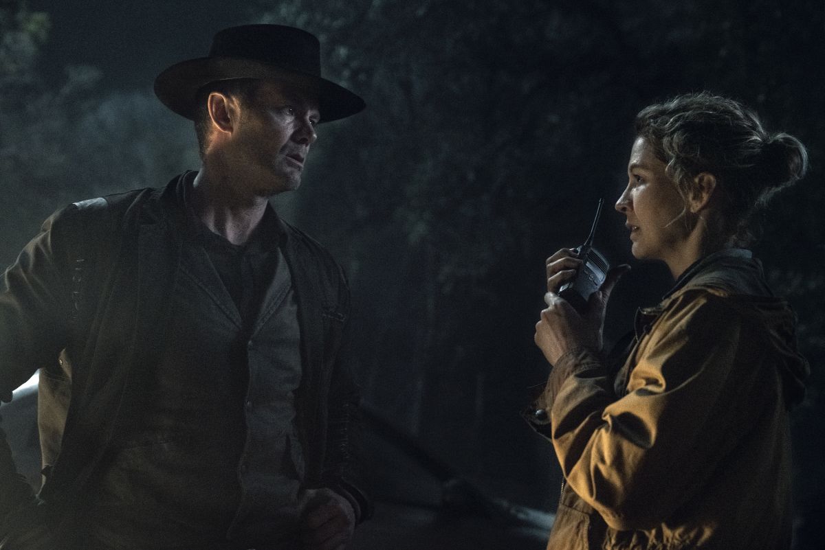 Garret Dillahunt as John Dorie, Jenna Elfman as JuneÂ - Fear the Walking Dead _ Season 5, Episode 2 - Photo Credit: Ryan Green/AMC