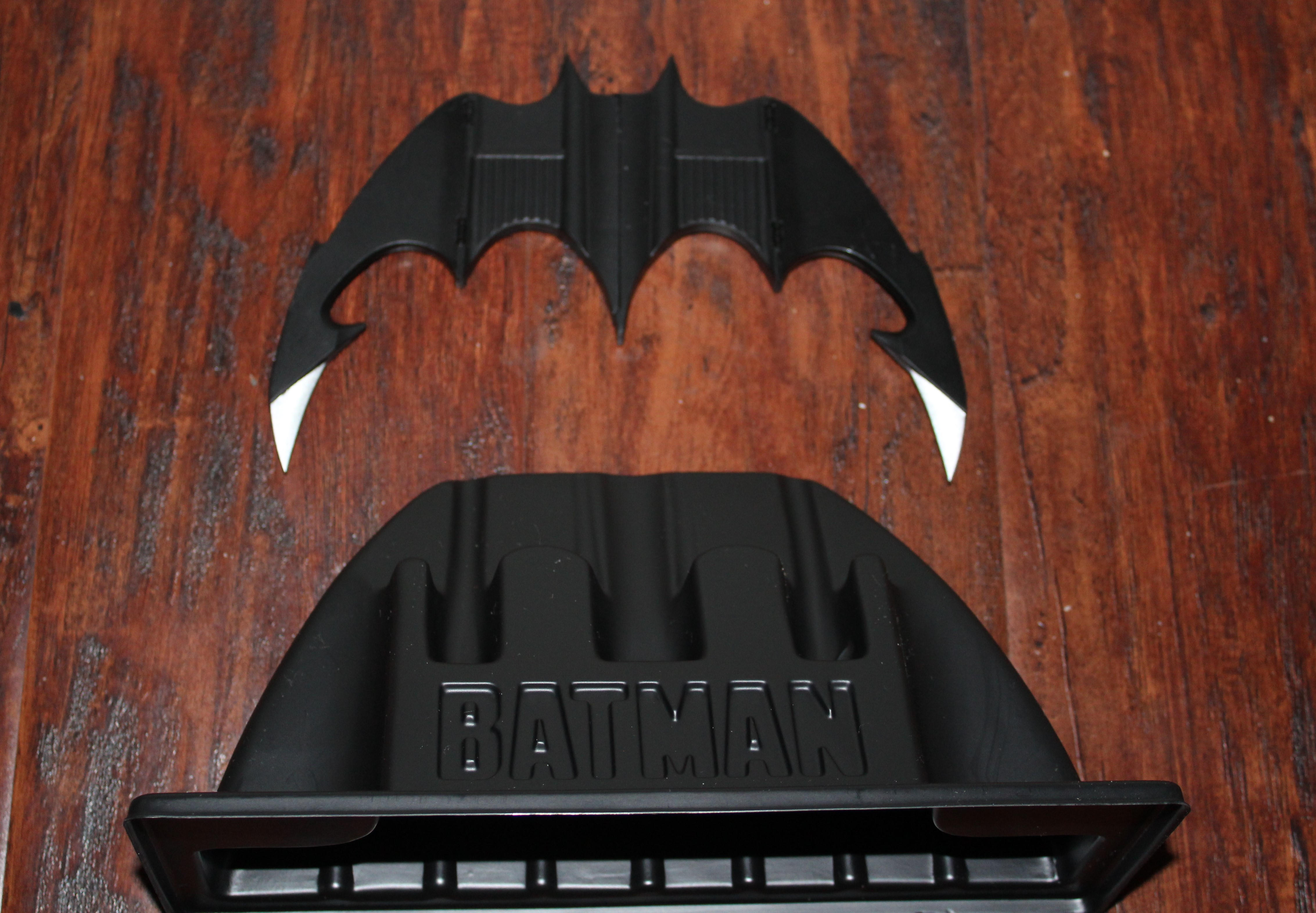 Batarang and stand loose