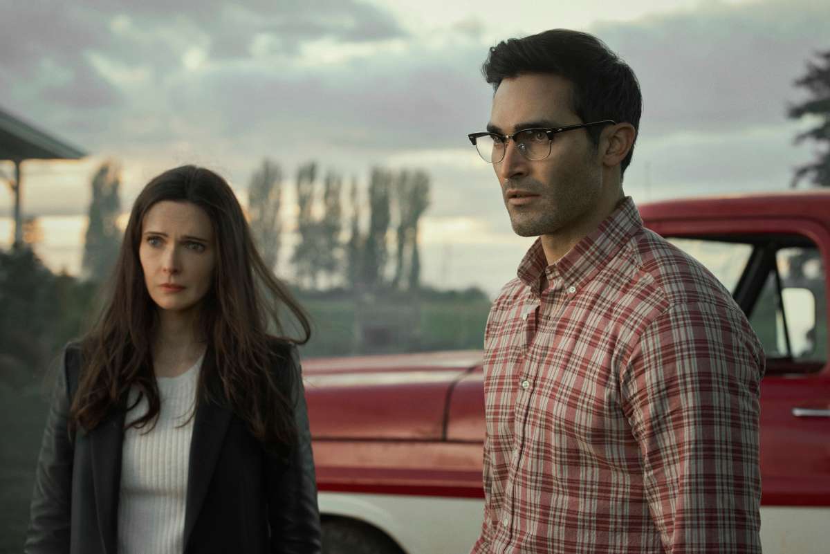 Tyler Hoechlin as Clark Kent and Elizabeth Tulloch's Lois